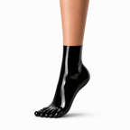 Obsidian Black kurze Latex-Zehensocken mit sichtbarem Bein auf weißem Studiohintergrund