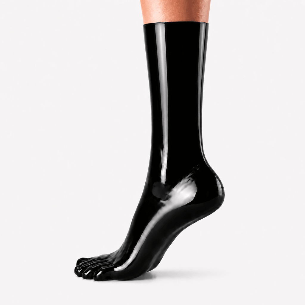 Obsidian Black lange Latex-Zehensocken bis Mitte Unterschenkel auf weißem Studiohintergrund
