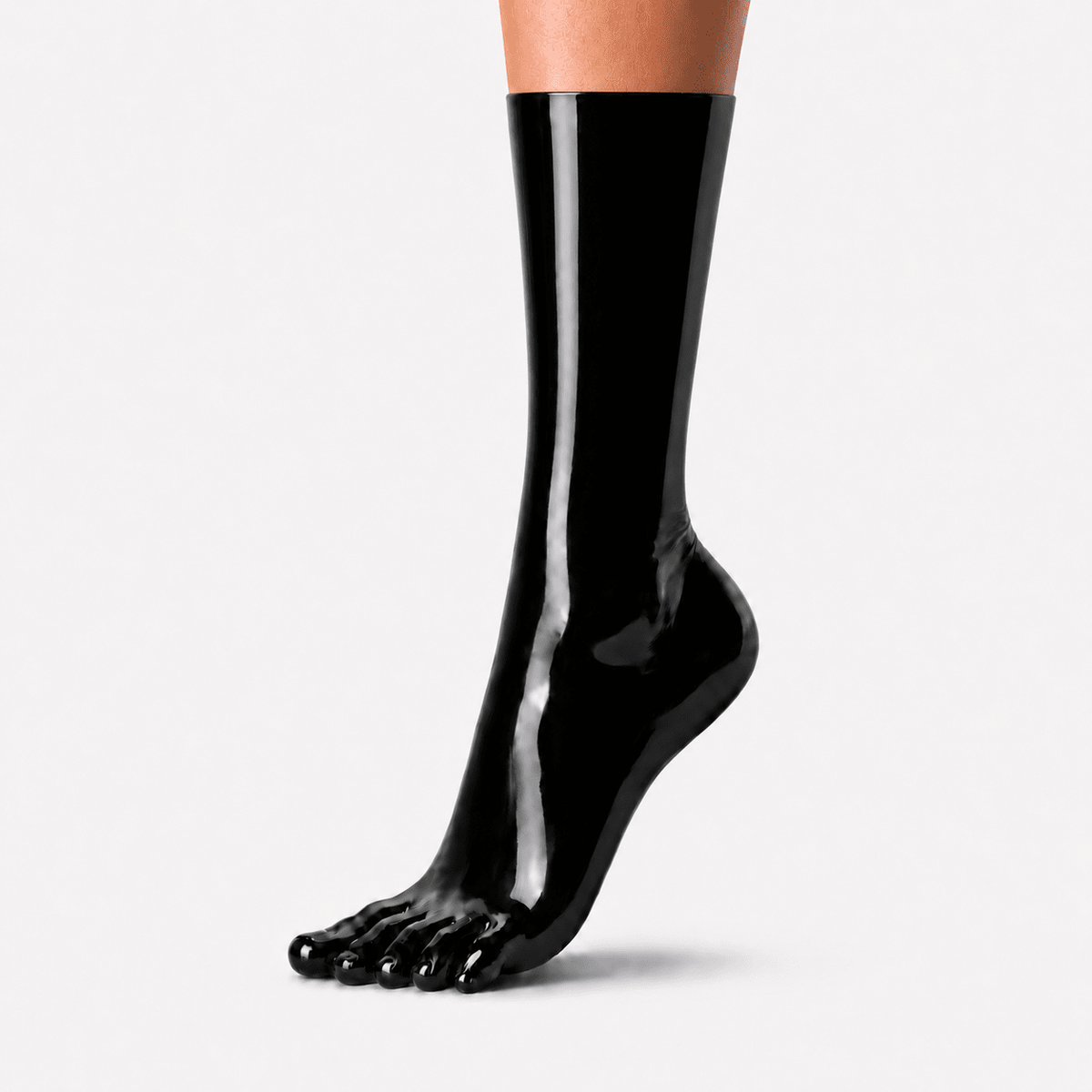 Lange schwarze Latex-Zehensocken in Obsidian Black mit glattem Abschluss und getrennten Zehen