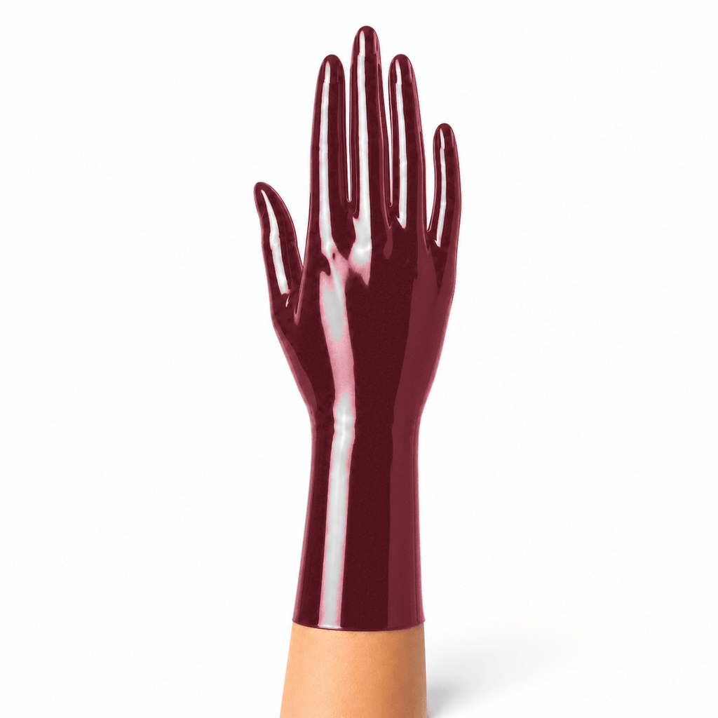 Metallisch rote kurze Latexhandschuhe mit glatter Oberfläche und edlem Schimmer