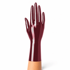 Metallisch rote kurze Latexhandschuhe mit glatter Oberfläche und edlem Schimmer