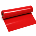 Rote Latexmeterware auf Rolle mit glänzender Oberfläche auf weißem Hintergrund
