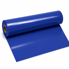 Royal Blue Latexmeterware auf Rolle mit glänzender Oberfläche auf weißem Hintergrund